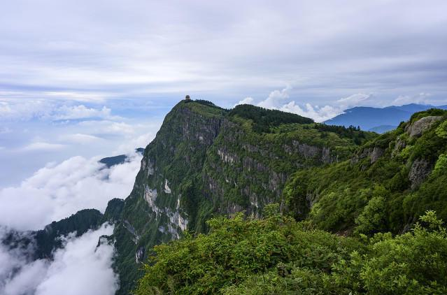 西安籍女大学生出游失联15天，曾两次登上峨眉山，警方多次搜山仍未找到