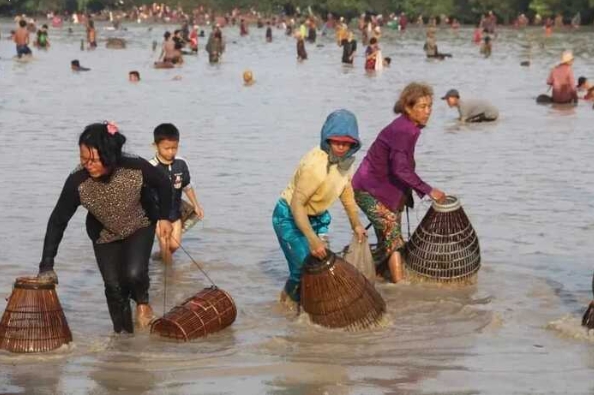 民风淳朴！暹粒村民农忙完，要“跳大神”、“捕鱼煮米粉汤”共进团圆饭