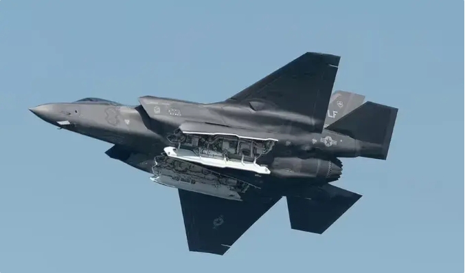 北约亮剑！F-35挂载B61-12核炸弹，普京的“昂贵之鞋”能否抵挡？